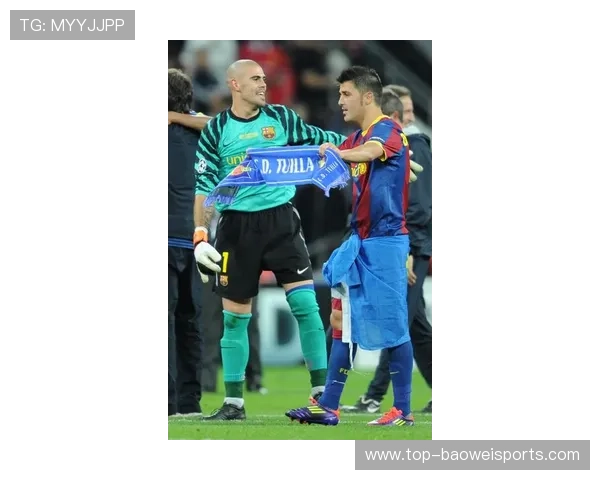 世界足坛传奇齐聚一堂 十大足球巨星合影呈现荣耀时刻