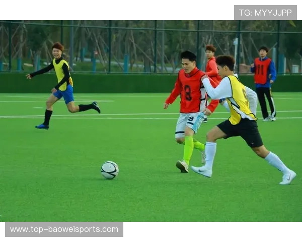 拼搏在绿茵场上奋力奔跑的球星们用汗水书写属于他们的传奇故事