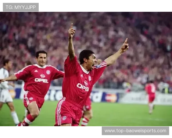 足球场上最疯狂球星的传奇瞬间和令人惊叹的疯狂表现揭秘